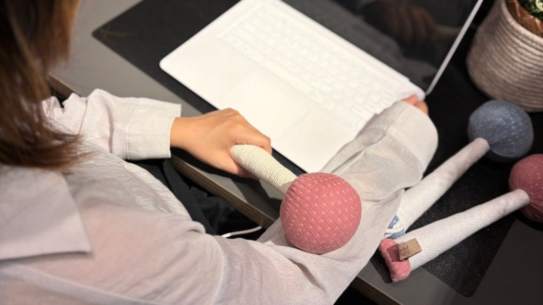 The 3 PM Slump: 5 Simple Tapping Techniques to Reset Your Brain in 30 Seconds - Herbvivi moment